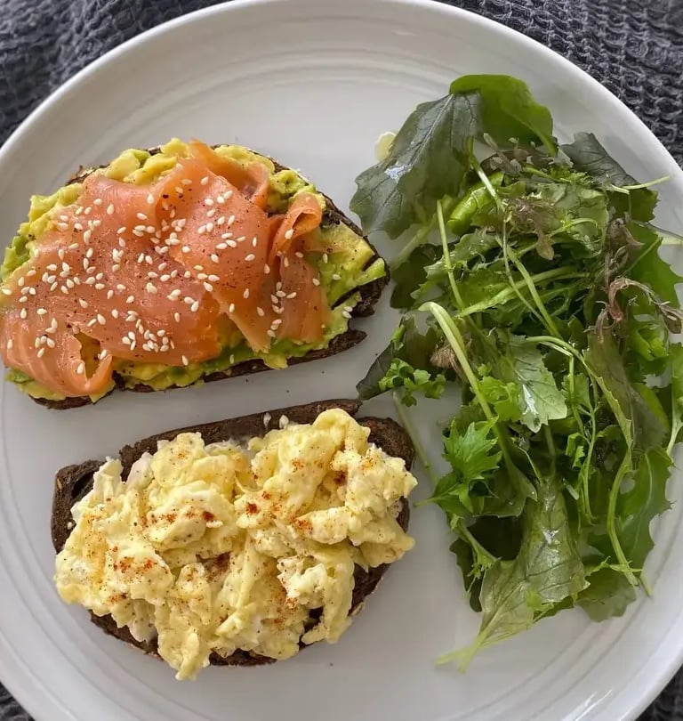 Petit-déjeuner Waidami au saumon, avocat et œufs brouillés