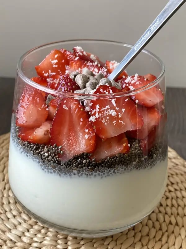 Verrine de yaourt, graines de chia et fraises préparée par Waidami