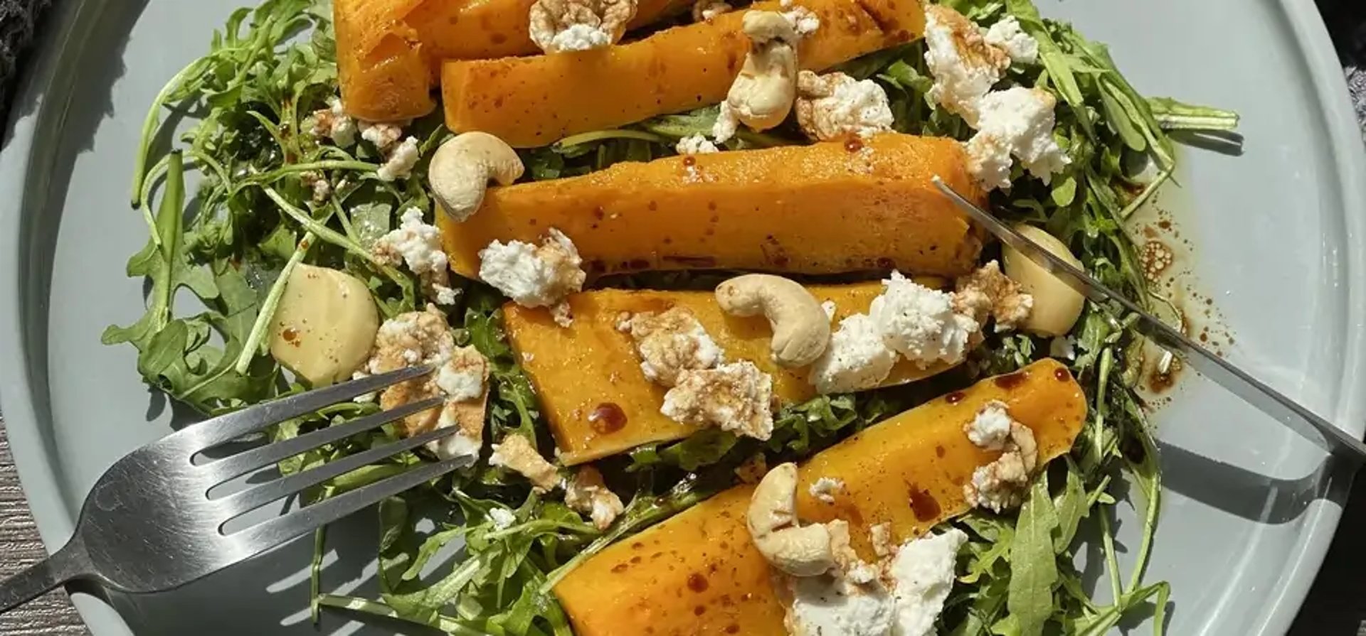 Salade Waidami de roquette, courge rôtie, noix de cajou et fromage frais
